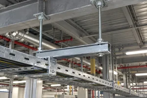 ساپورت سینی کابل سقفی با سی چنل و دو راد رزوه‌ای در محیط صنعتی
